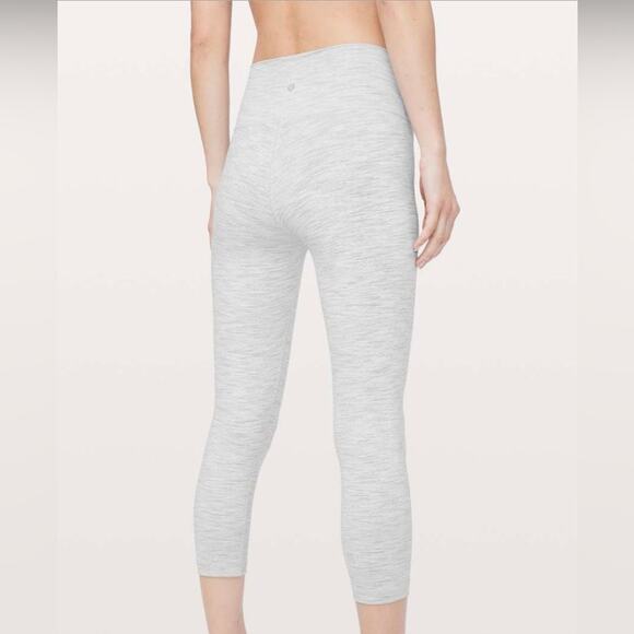 Lululemon Wunder Under Crop (High-Rise) Luxtreme 21"
Grey Size 10 - Picture 4 of 12